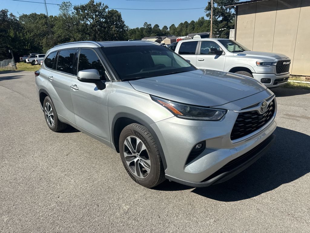 2021 Toyota Highlander XLE photo 2