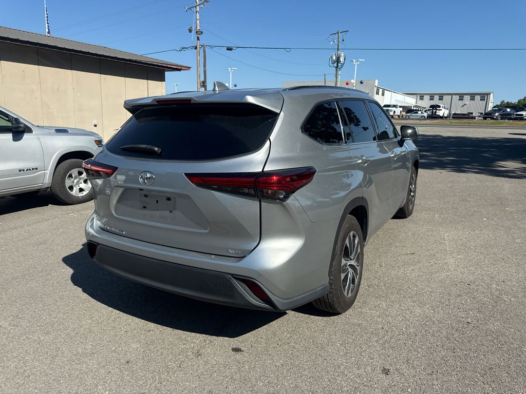 2021 Toyota Highlander XLE photo 3