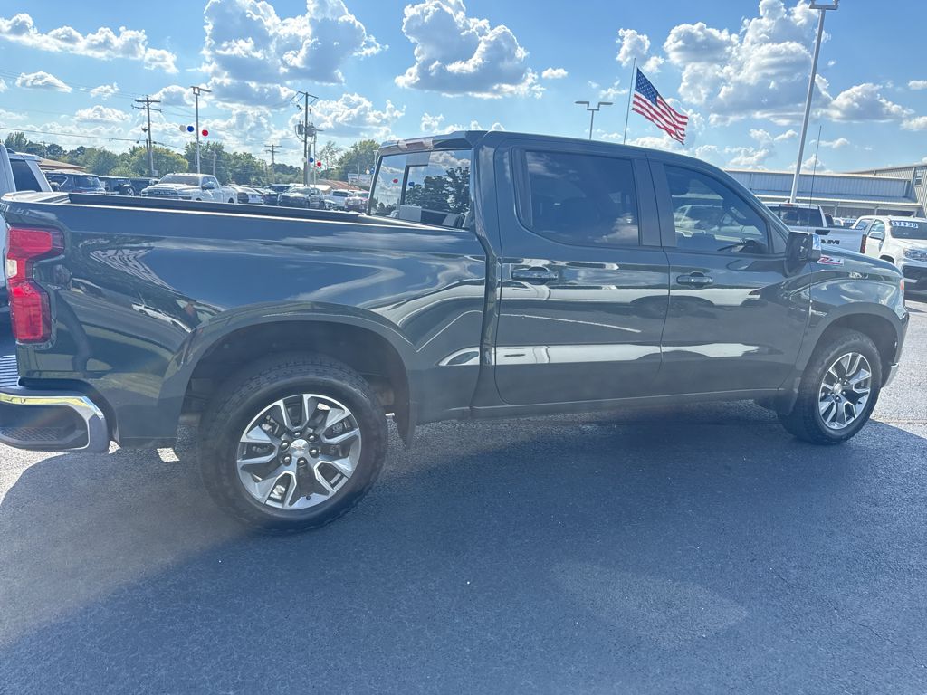 2025 Chevrolet Silverado LT photo 4