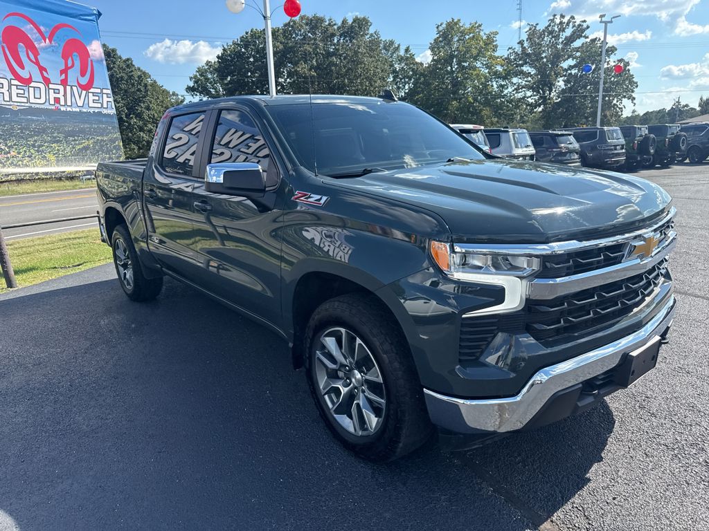 2025 Chevrolet Silverado LT photo 3