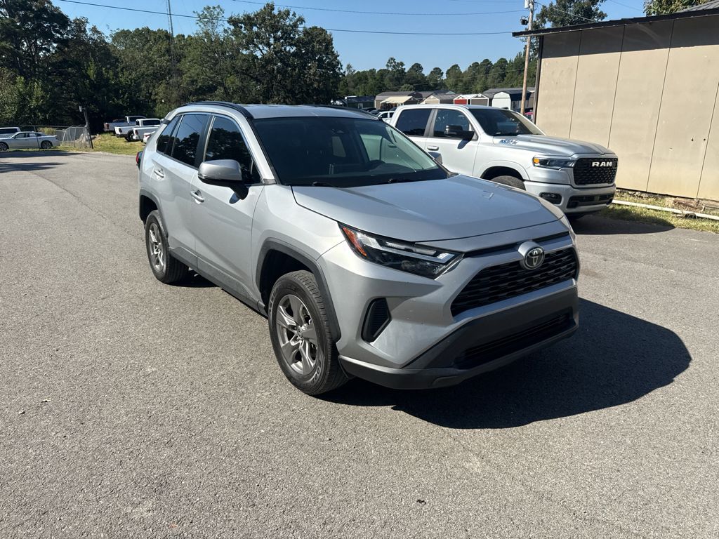 2024 Toyota RAV4 XLE photo 2