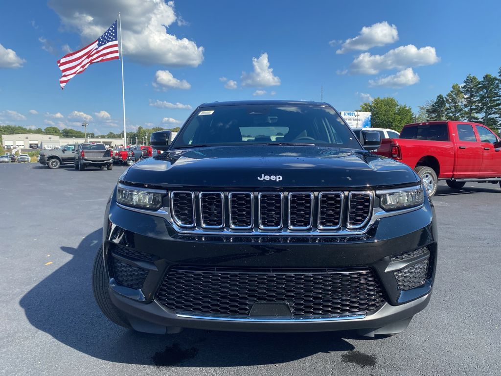2027 Jeep Grand Cherokee Laredo X photo 2