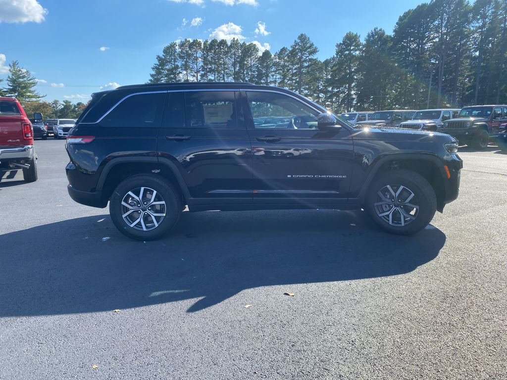 2027 Jeep Grand Cherokee Laredo X photo 4