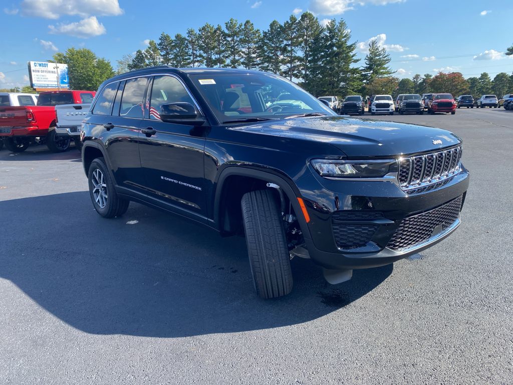 2027 Jeep Grand Cherokee Laredo X photo 3