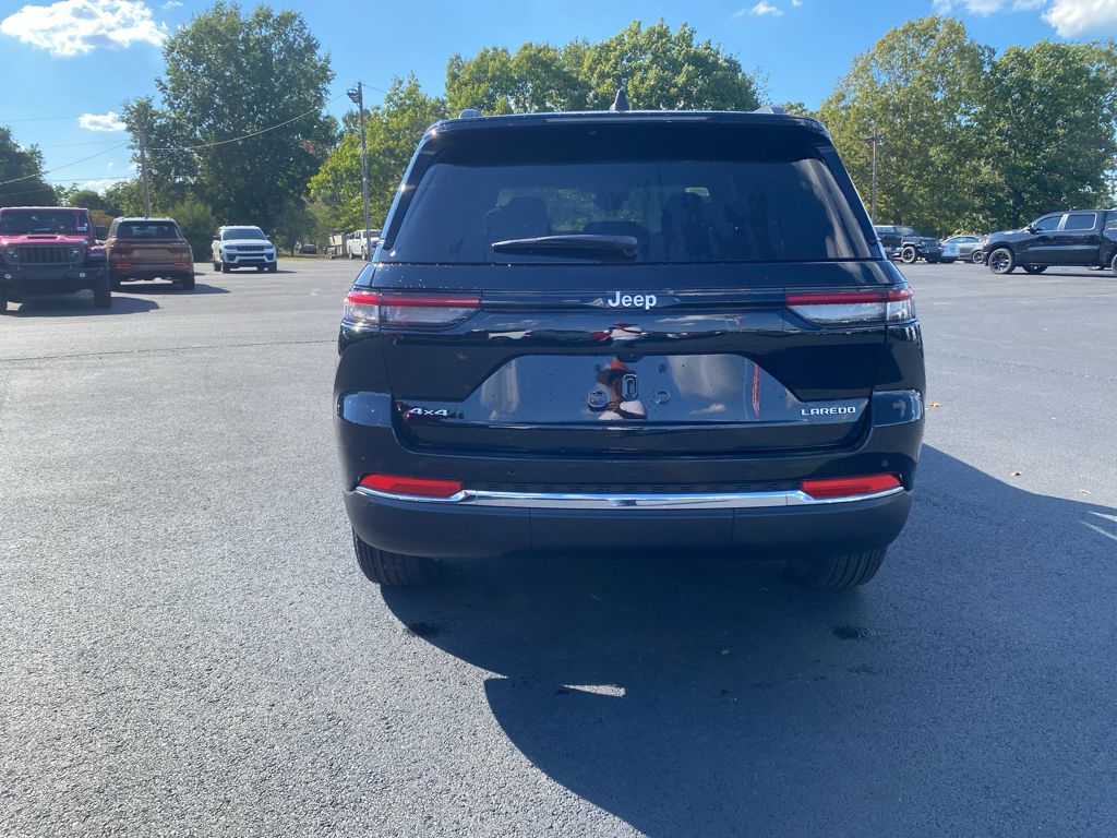2027 Jeep Grand Cherokee Laredo X photo 6