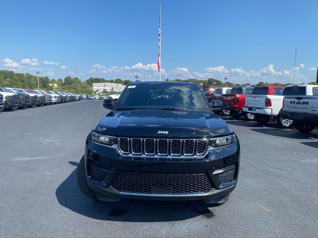 2027 Jeep Grand Cherokee Laredo X photo 2
