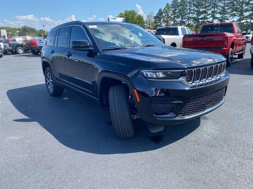 2027 Jeep Grand Cherokee Laredo X photo 3