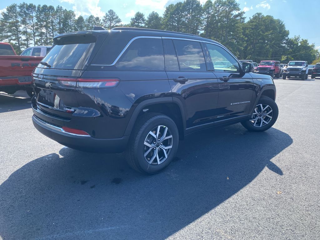 2027 Jeep Grand Cherokee Laredo X photo 5
