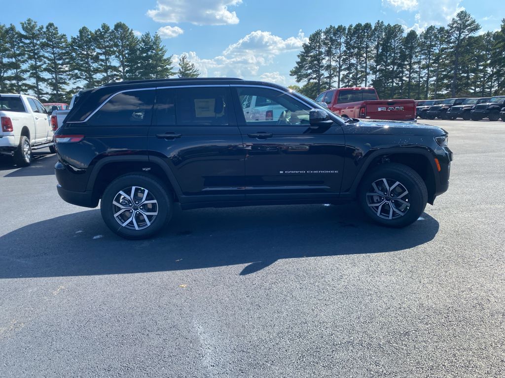 2027 Jeep Grand Cherokee Laredo X photo 4