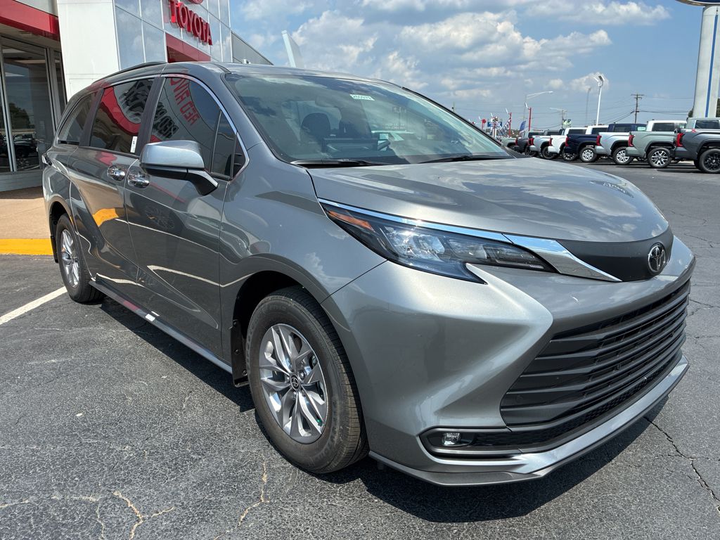 2026 Toyota Sienna XLE photo 3