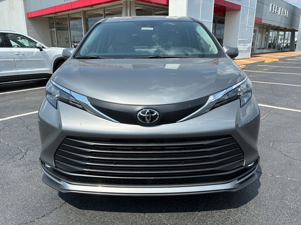 2026 Toyota Sienna XLE photo 2