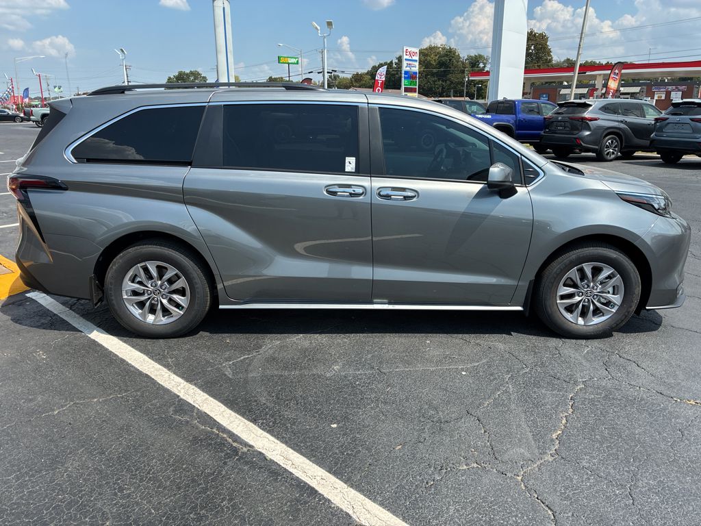2026 Toyota Sienna XLE photo 4
