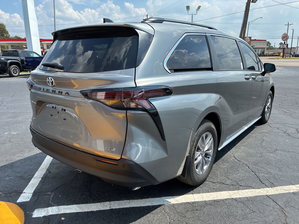 2026 Toyota Sienna XLE photo 5