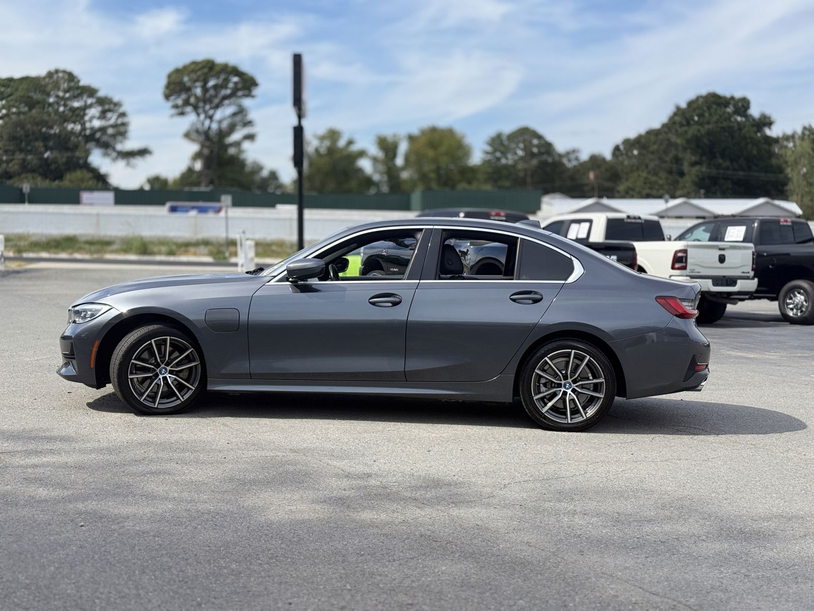 2022 BMW 3 series 330e xDrive photo 4