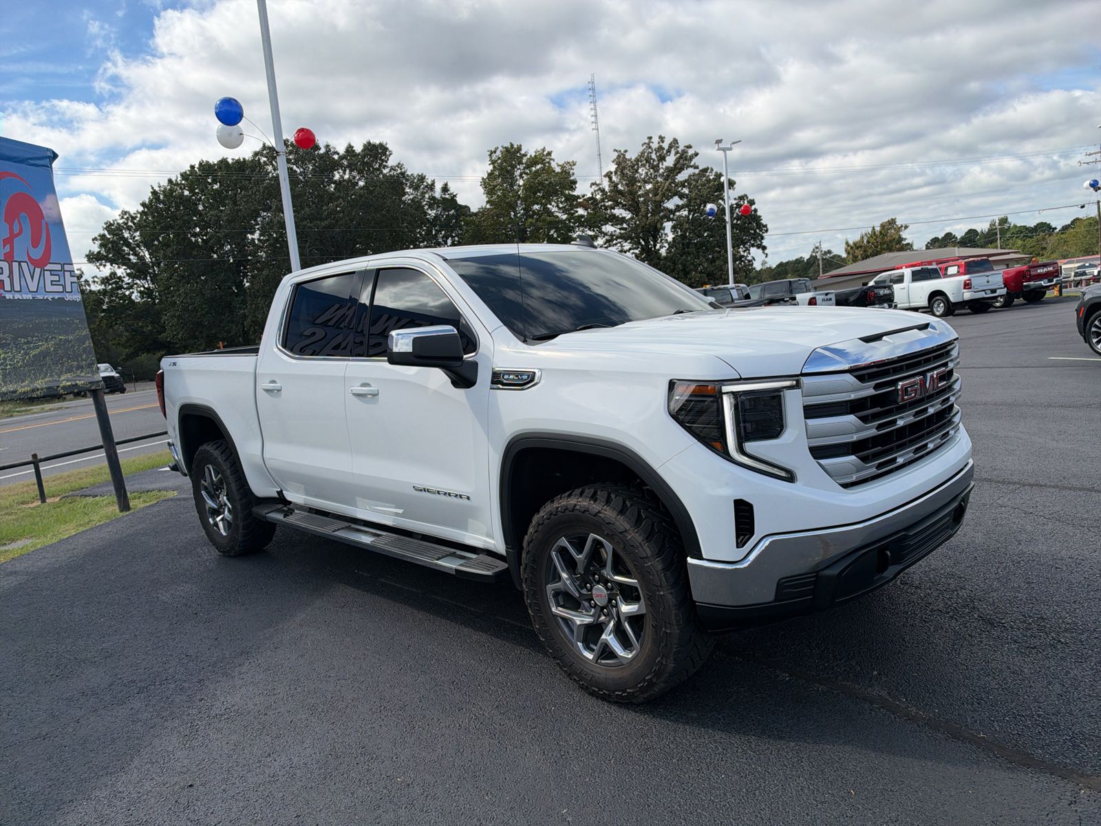 2025 GMC Sierra SLE photo 3