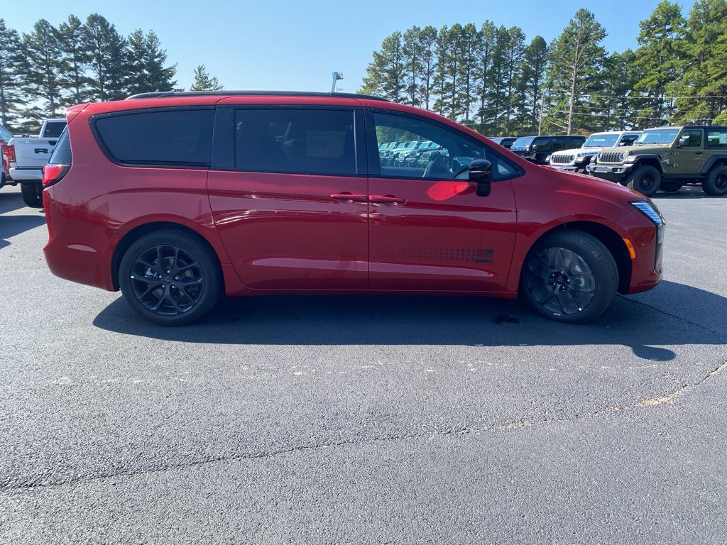 2027 Chrysler Pacifica Select photo 4