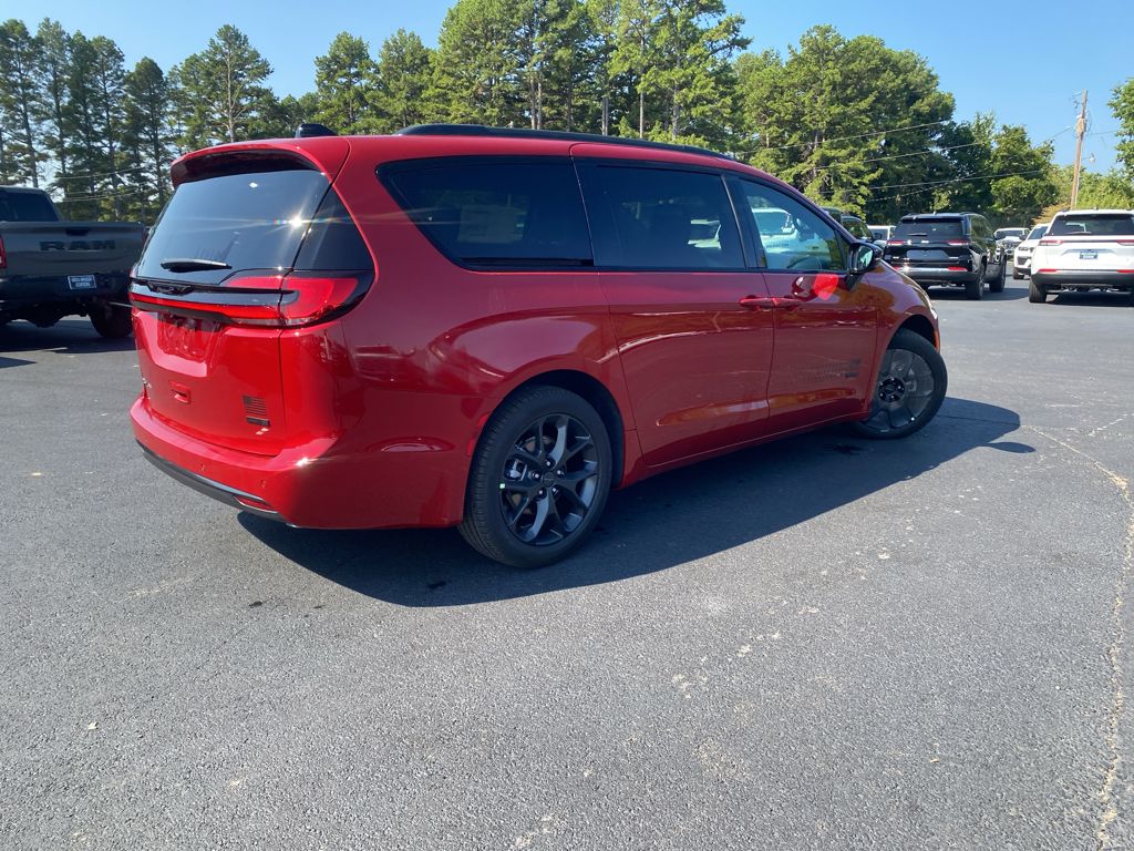 2027 Chrysler Pacifica Select photo 5