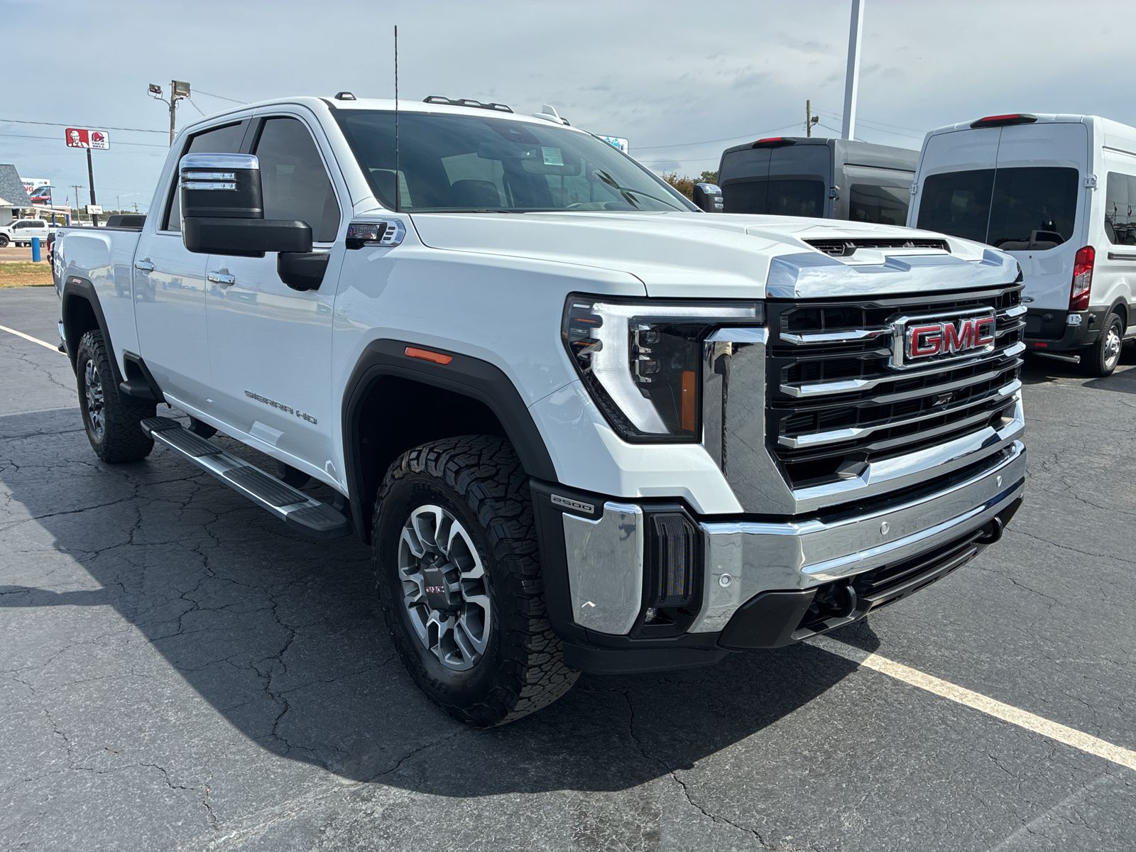 2025 GMC Sierra SLT photo 3