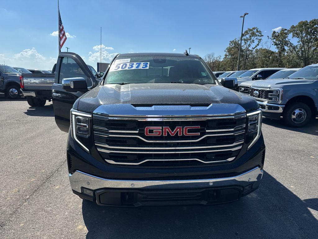 2024 GMC Sierra SLT photo 2
