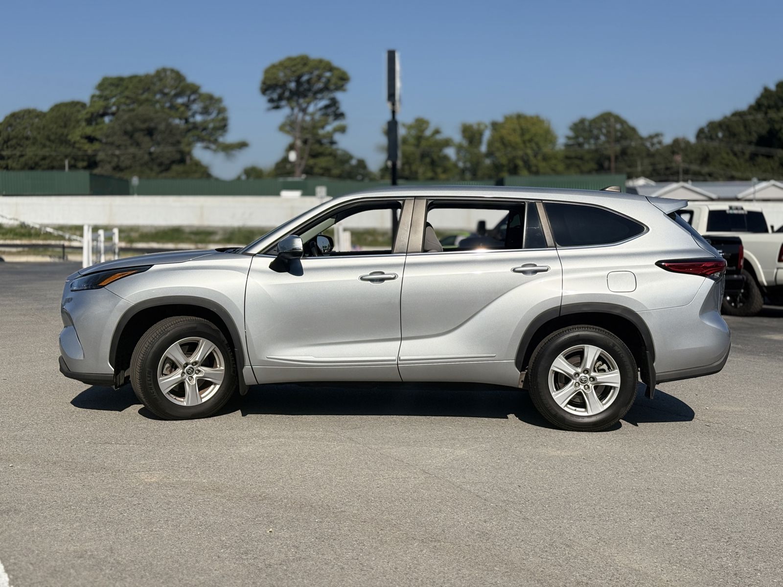 2023 Toyota Highlander L photo 4