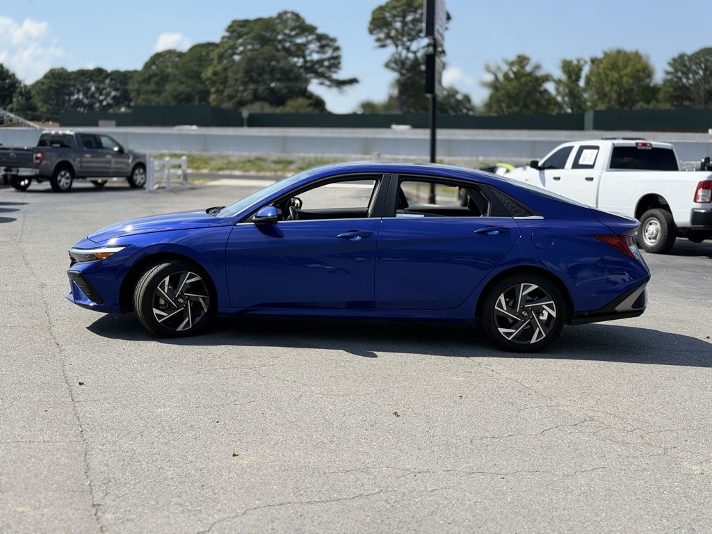 2025 Hyundai Elantra Limited photo 4