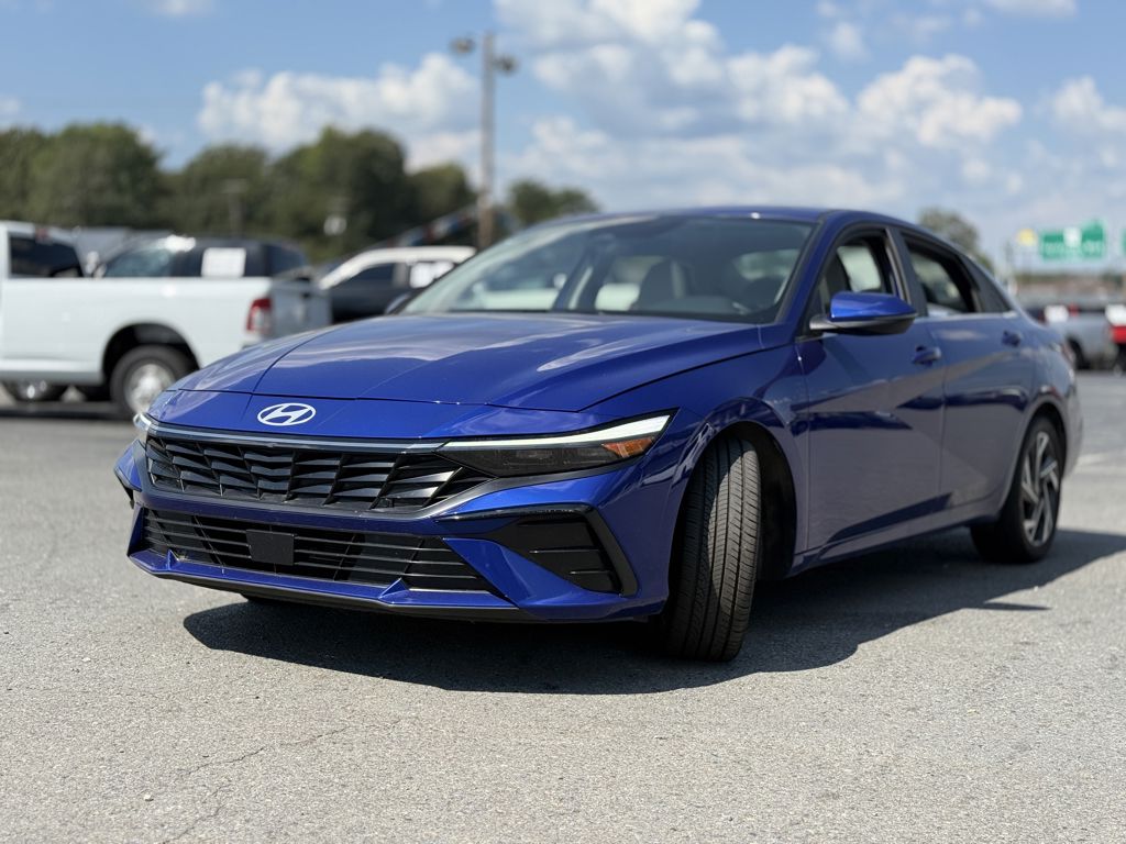 2025 Hyundai Elantra Limited photo 3