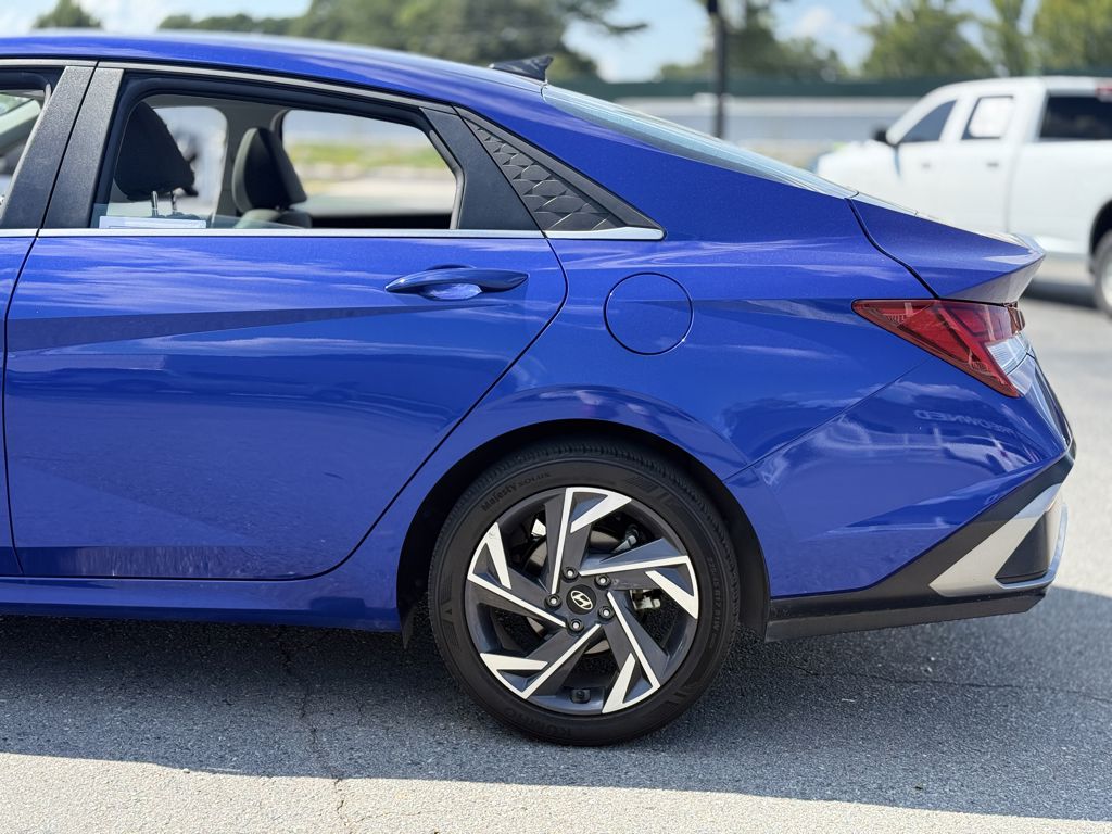2025 Hyundai Elantra Limited photo 6