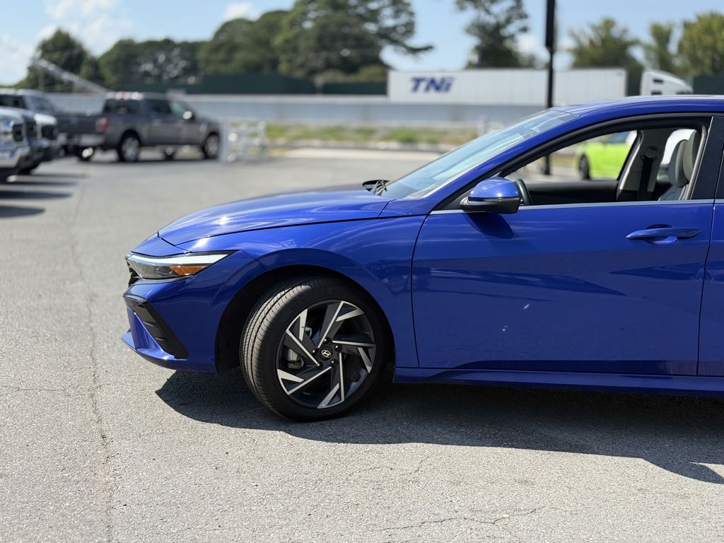 2025 Hyundai Elantra Limited photo 5