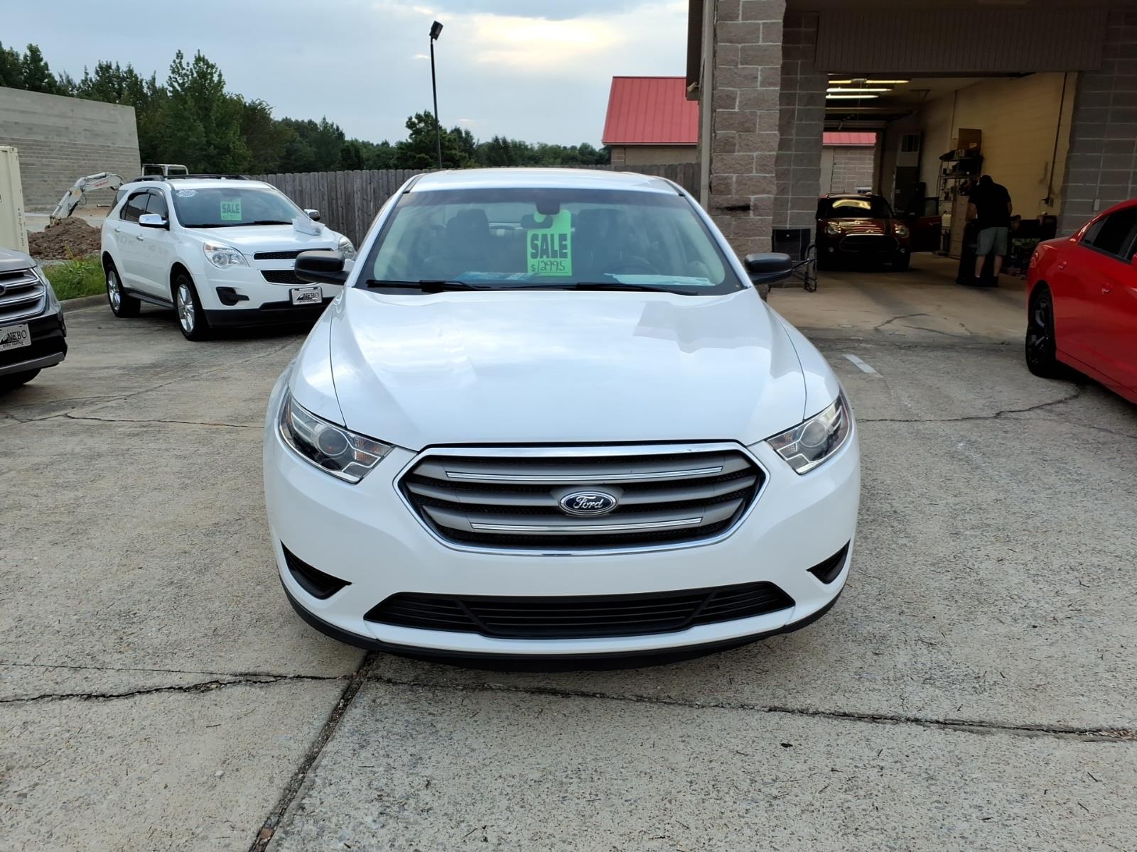 2016 Ford Taurus SE photo 2