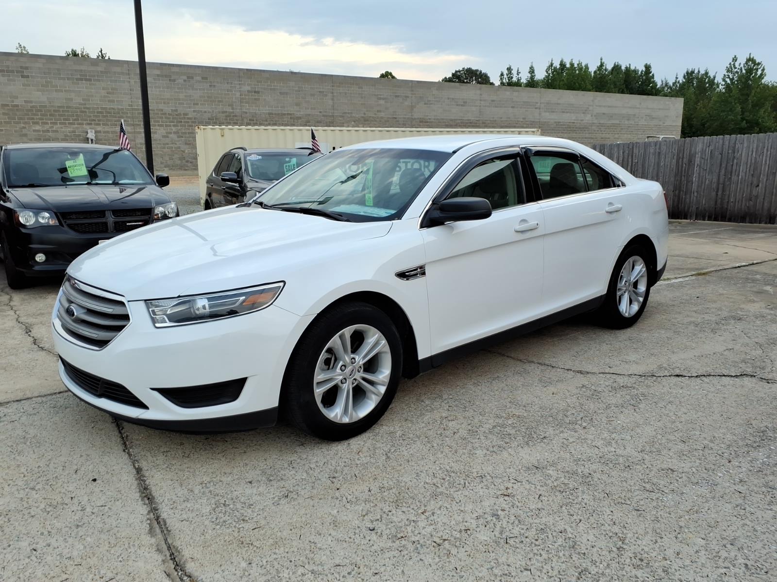 2016 Ford Taurus SE photo 3