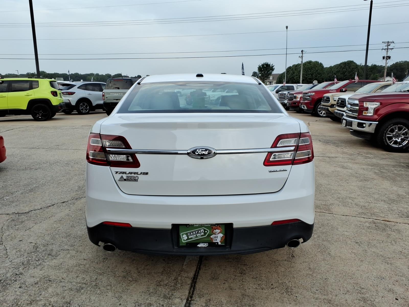 2016 Ford Taurus SE photo 4