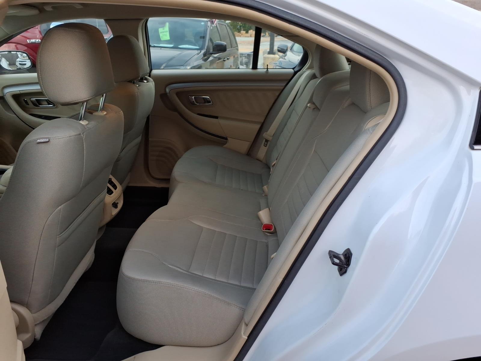 2016 Ford Taurus SE photo 6