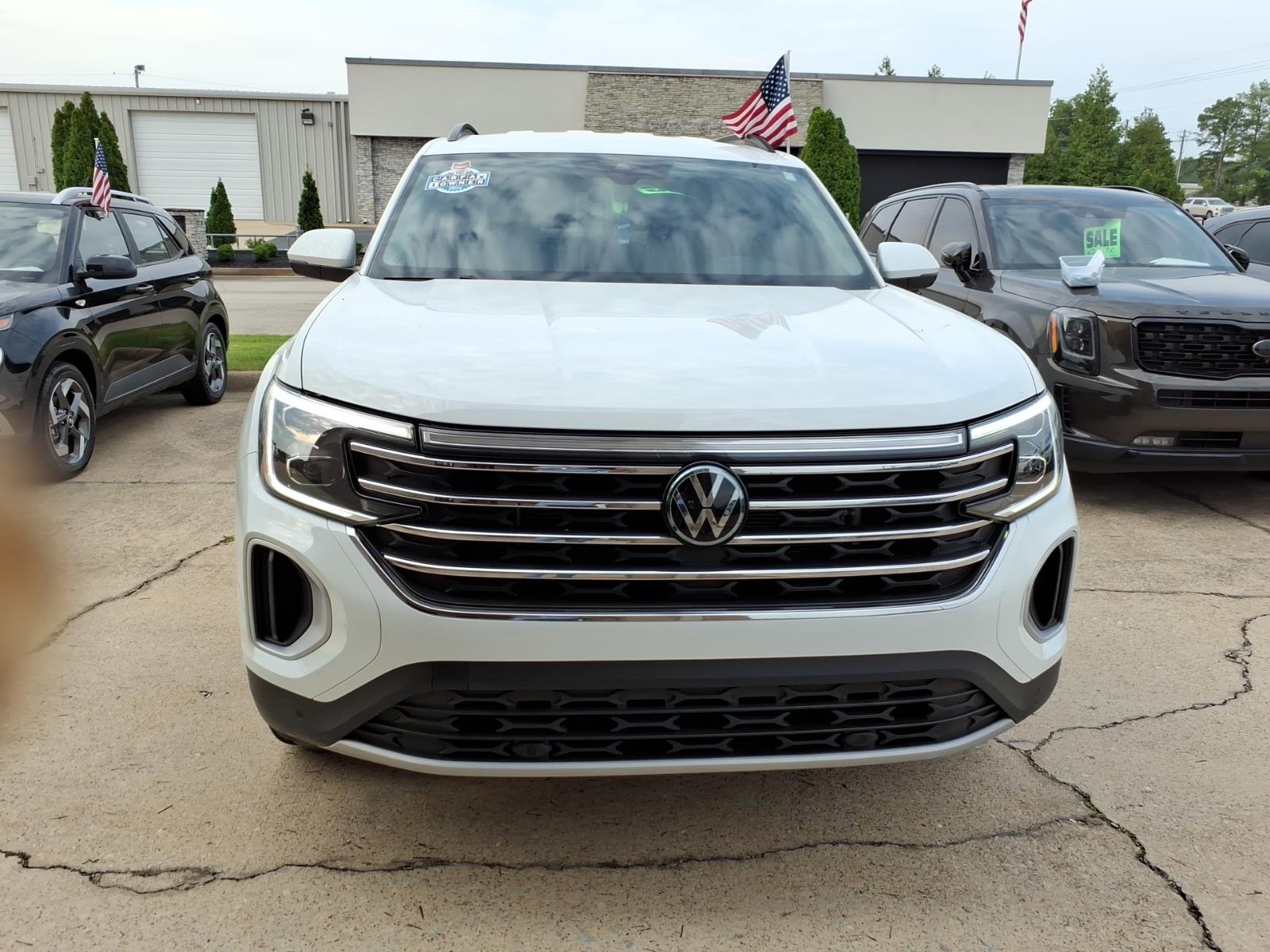2024 Volkswagen Atlas SE photo 2