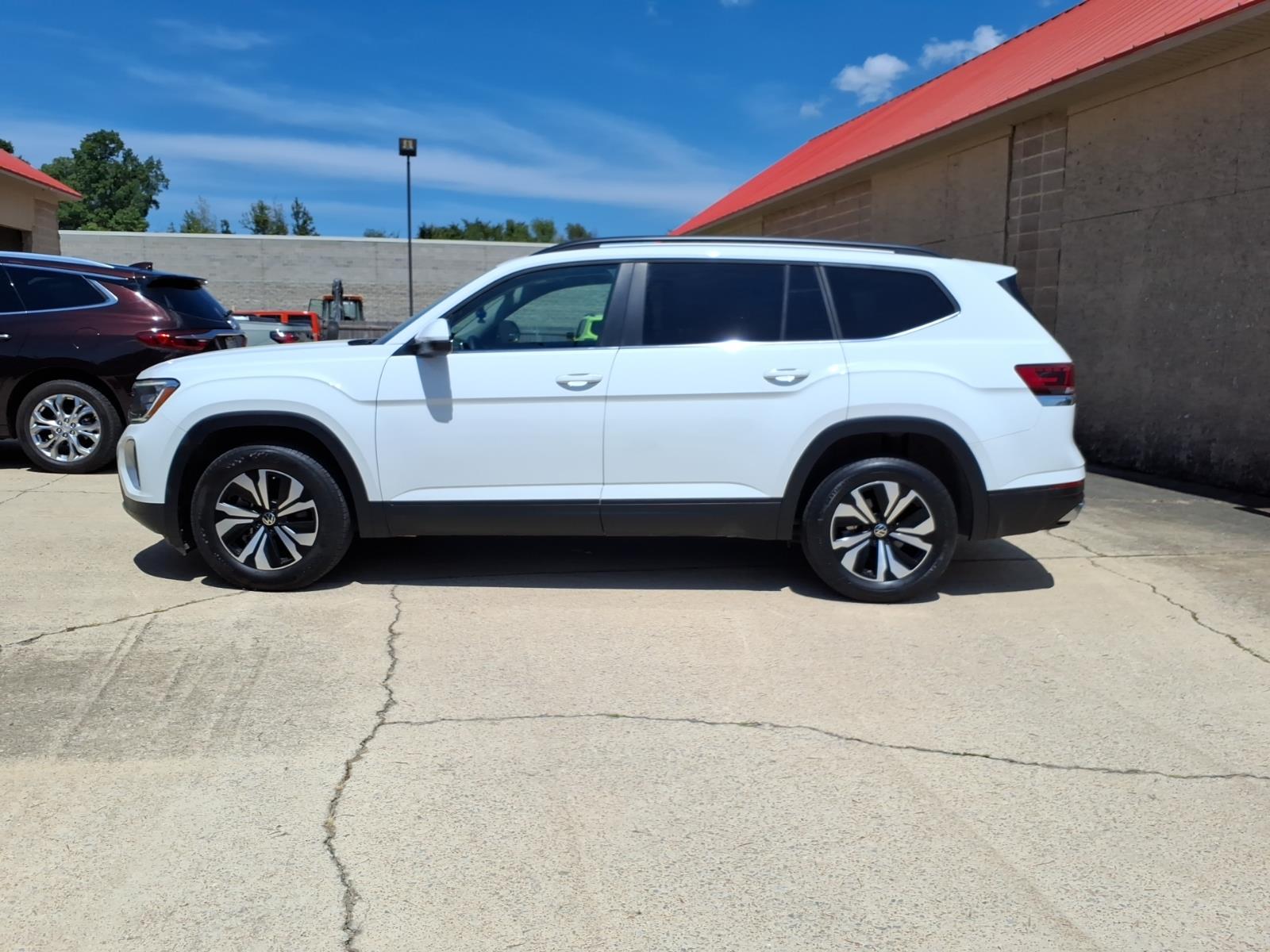 2024 Volkswagen Atlas SE 4Motion photo 3