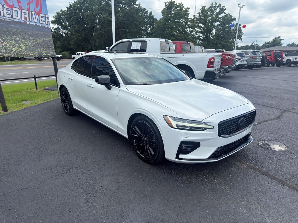 2024 Volvo S60 Plus Black Edition photo 3