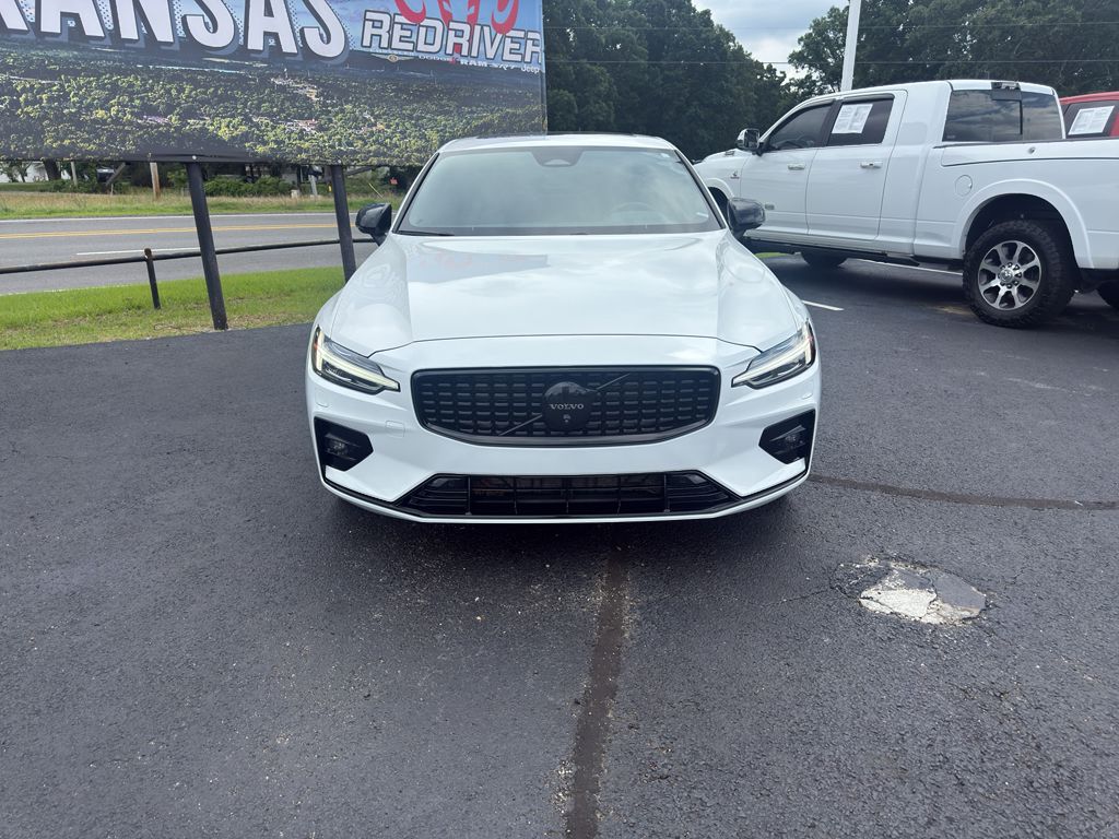 2024 Volvo S60 Plus Black Edition photo 2