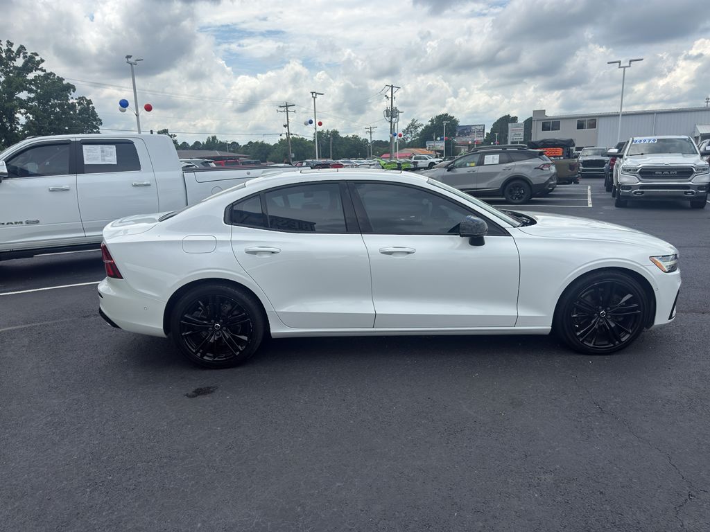 2024 Volvo S60 Plus Black Edition photo 4
