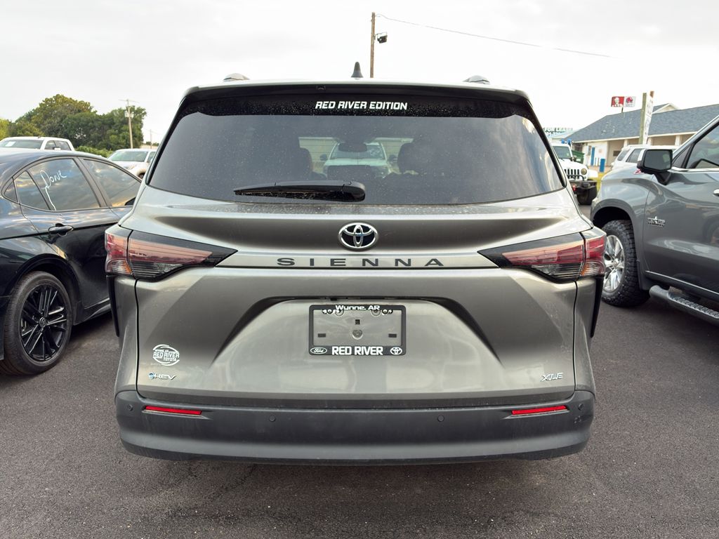 2026 Toyota Sienna XLE photo 3