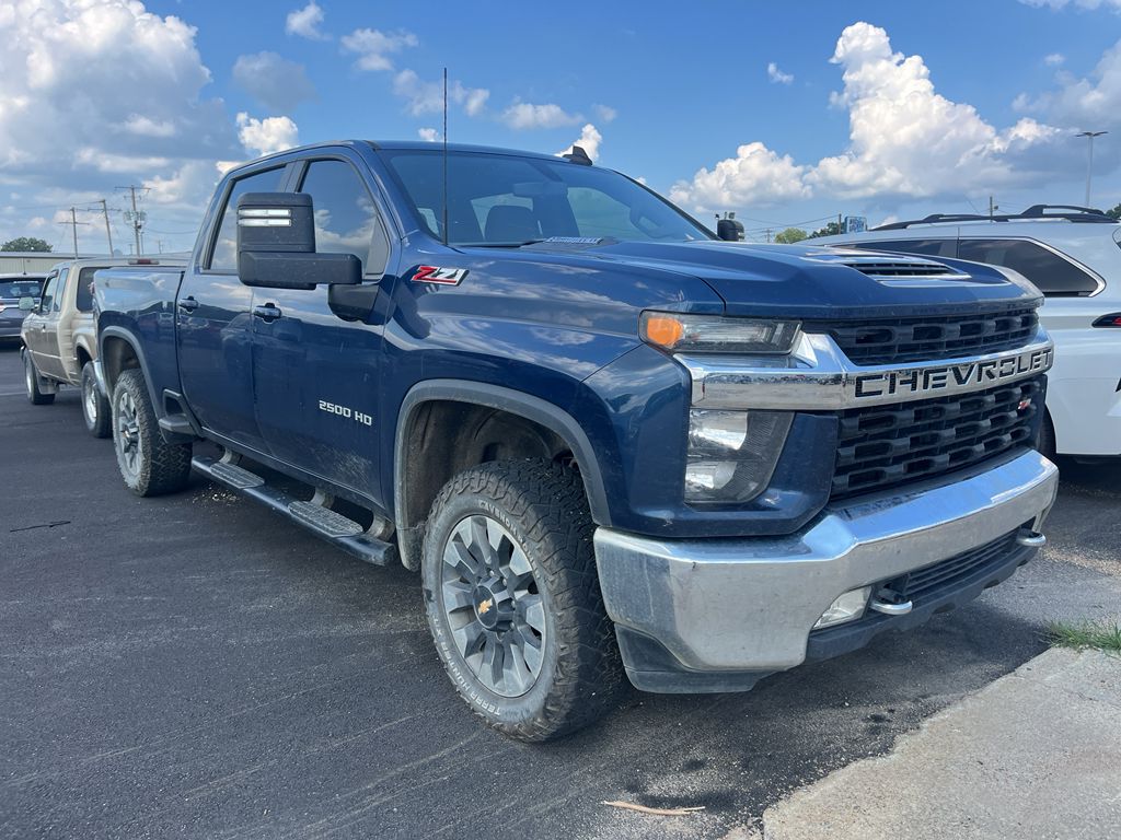 2022 Chevrolet Silverado LT photo 2