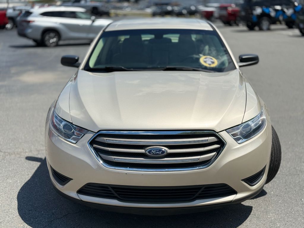 2018 Ford Taurus SE photo 2