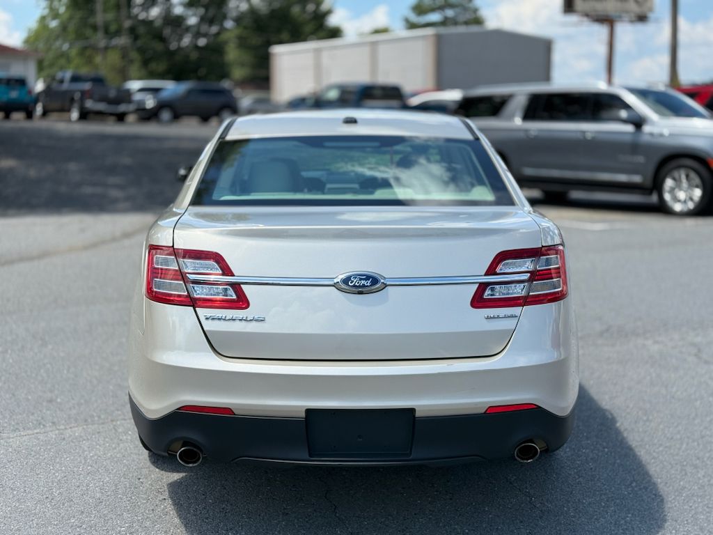 2018 Ford Taurus SE photo 6