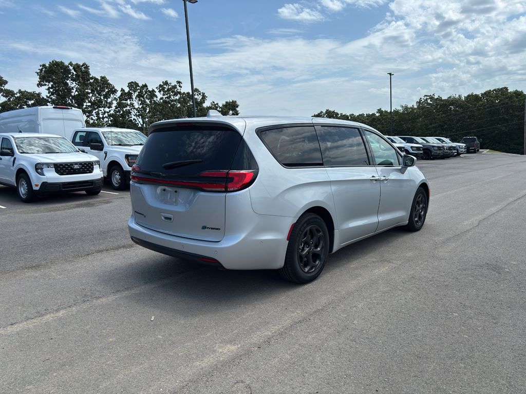 2022 Chrysler Pacifica Hybrid Limited photo 3