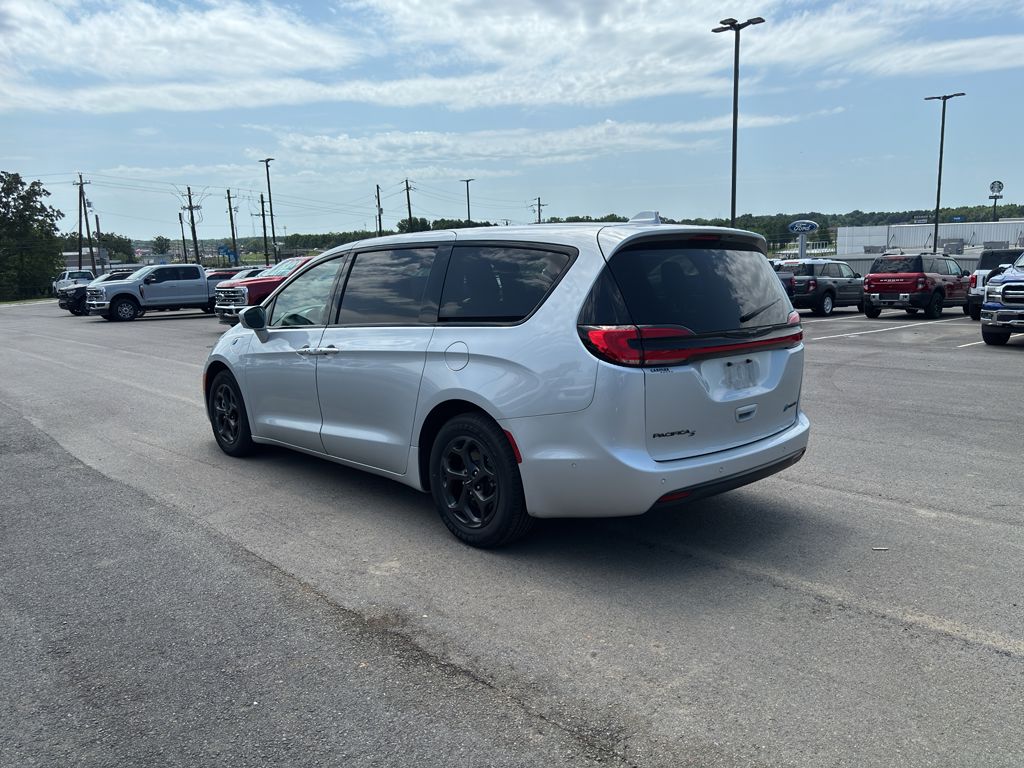 2022 Chrysler Pacifica Hybrid Limited photo 2