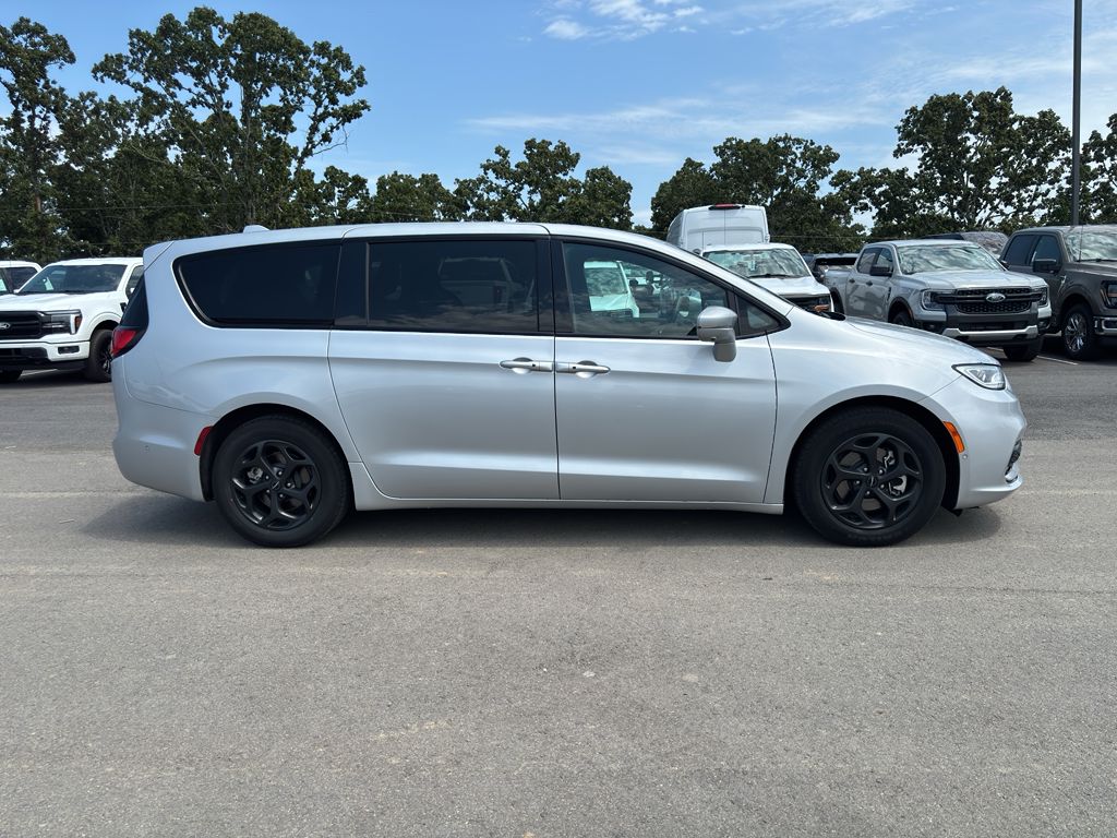 2022 Chrysler Pacifica Hybrid Limited photo 5