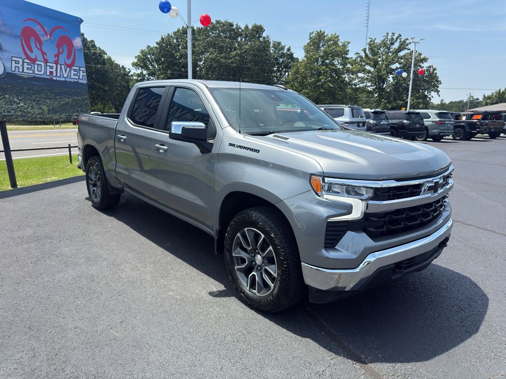 2023 Chevrolet Silverado LT photo 3