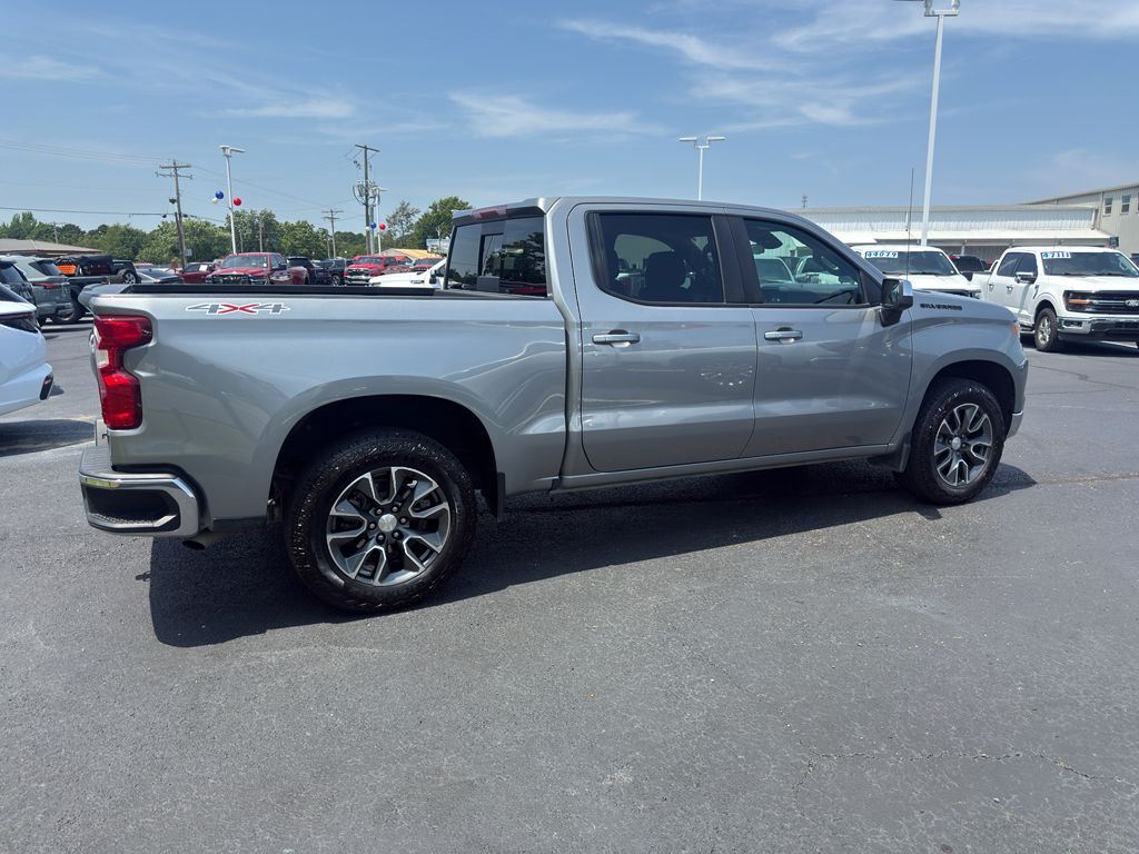 2023 Chevrolet Silverado LT photo 4