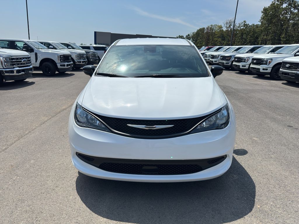 2025 Chrysler Voyager LX photo 2