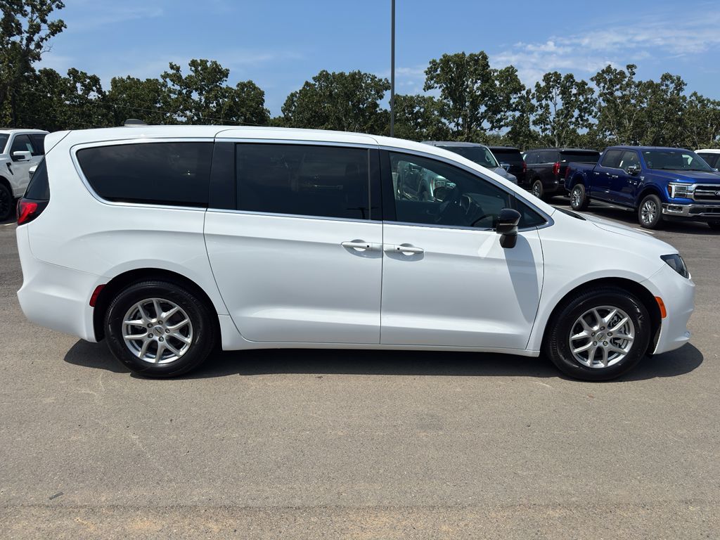 2025 Chrysler Voyager LX photo 4
