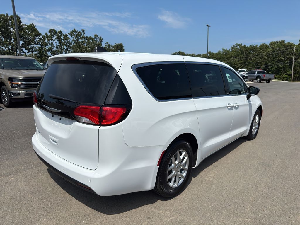 2025 Chrysler Voyager LX photo 5