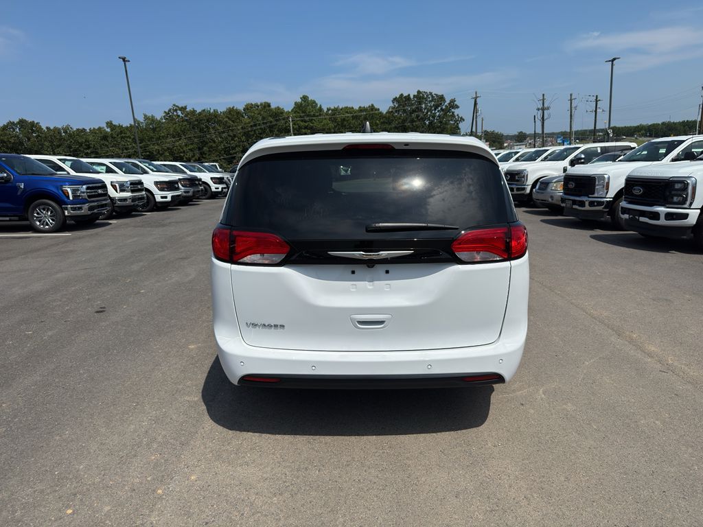 2025 Chrysler Voyager LX photo 6